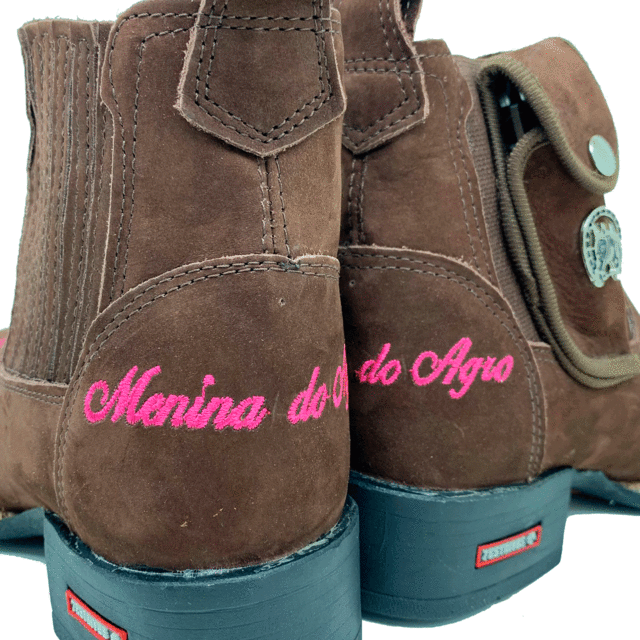 BotinaCanivete Tradicional
                                    - Com Menina do Agro | Couro Nobuck Chocolate | Bordado Rosa
