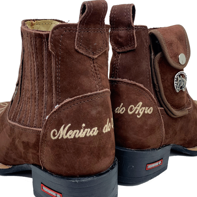 BotinaCanivete Tradicional
                                    - Com Menina do Agro | Couro Nobuck Chocolate | Bordado Bege