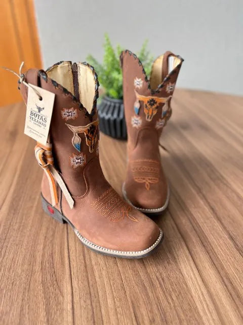 Texana Helena Infantil - Couro Horse Nescau/Bordado Touro 3D Laranja com Trice