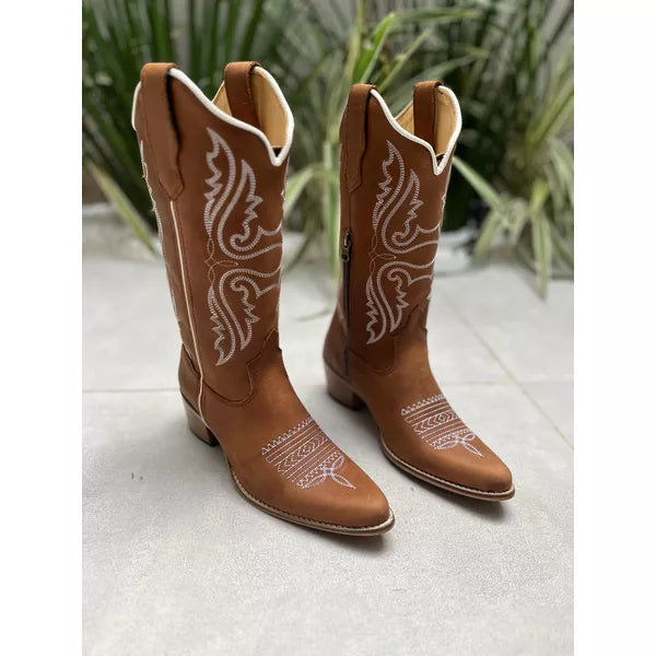 BOTA TEXANA EM COURO MARROM BORDADO BRANCO BICO FINO SOLADO MADEIRA