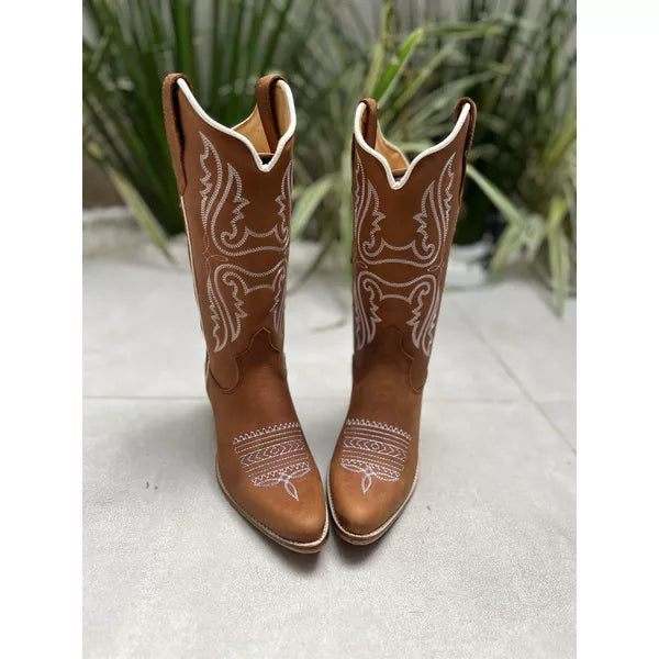 BOTA TEXANA EM COURO MARROM BORDADO BRANCO BICO FINO SOLADO MADEIRA