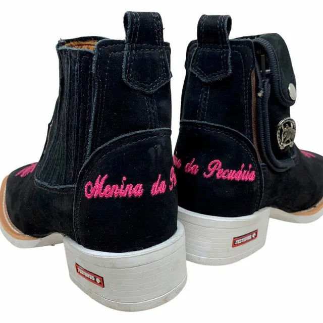 BotinaCanivete Tradicional
                                    - Com Menina da Pecuária | Couro Nobuck Preto | Bordado Rosa | Solado Branco
