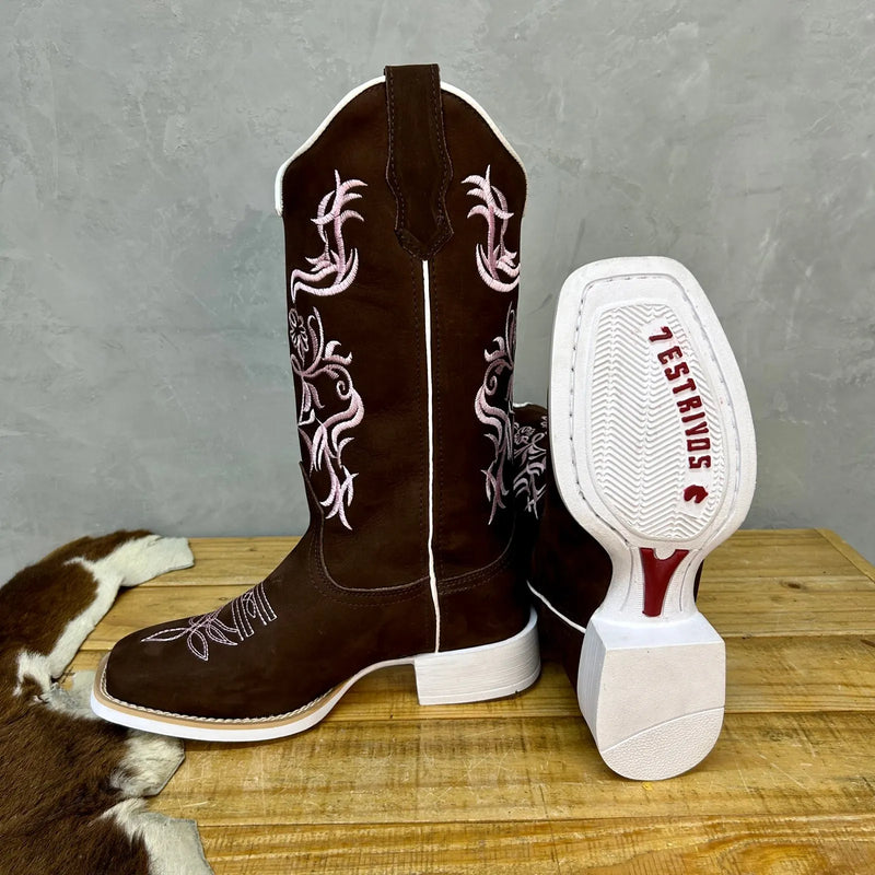 Texana Primavera - Couro Nobuck Chocolate | Bordado Rosa Claro | Sola Branca