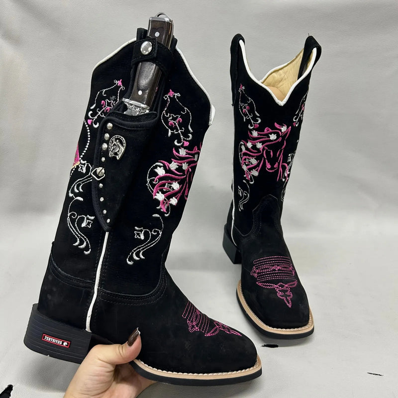 Bota Texana Bordado Cavalo Rosa Couro Nobuck Preto ( ACOMPANHA O CANIVETE )