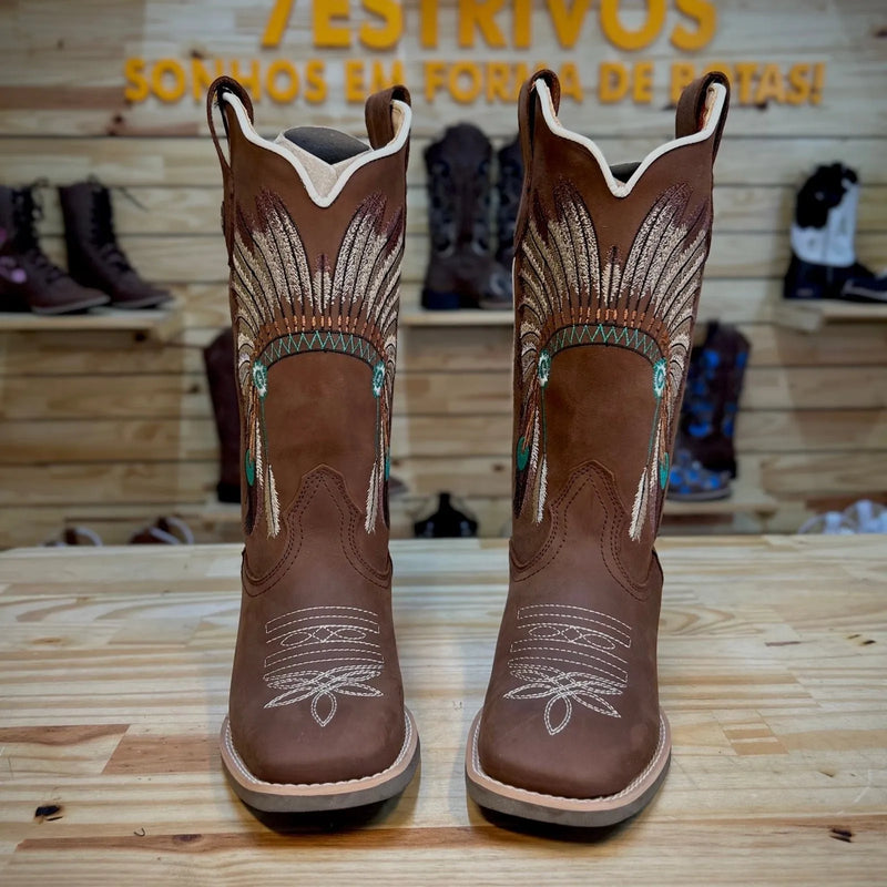 Texana Cocar Feminina 2.0 - Couro Crazy Horse Nescau | Bordados Bege e Verde
