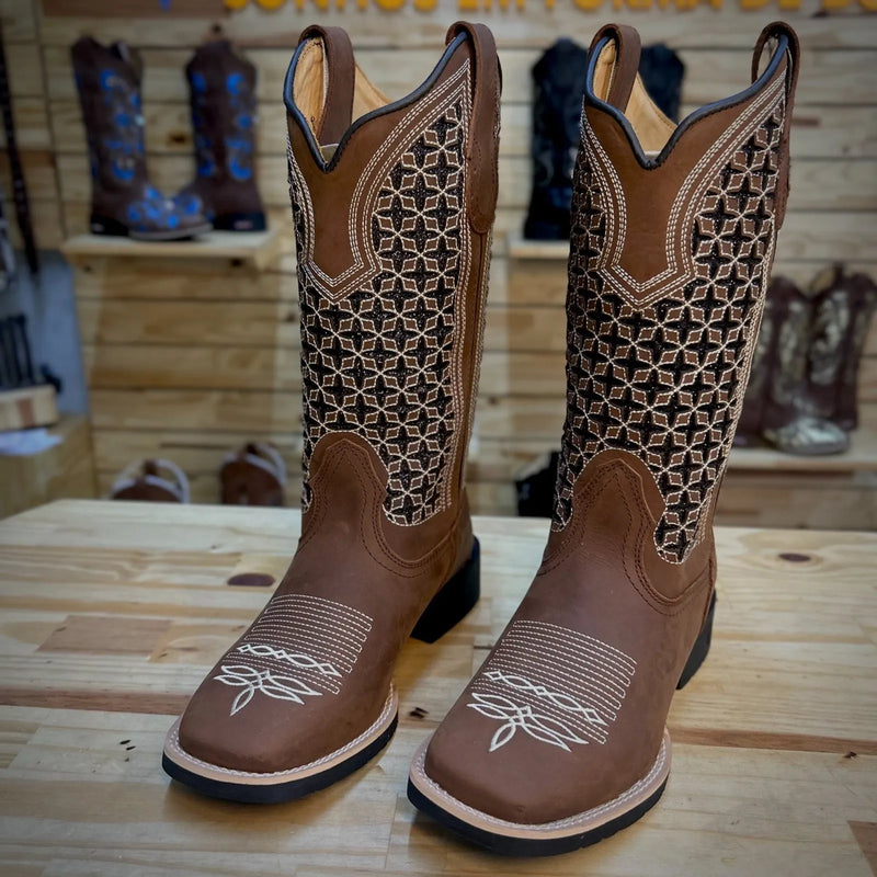 Texana Ouro Cano Feminino - Couro Crazy Horse Nescau | Glitter Preto | Bordado Bege e Preto