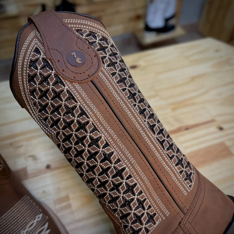 Texana Ouro Cano Feminino - Couro Crazy Horse Nescau | Glitter Preto | Bordado Bege e Preto