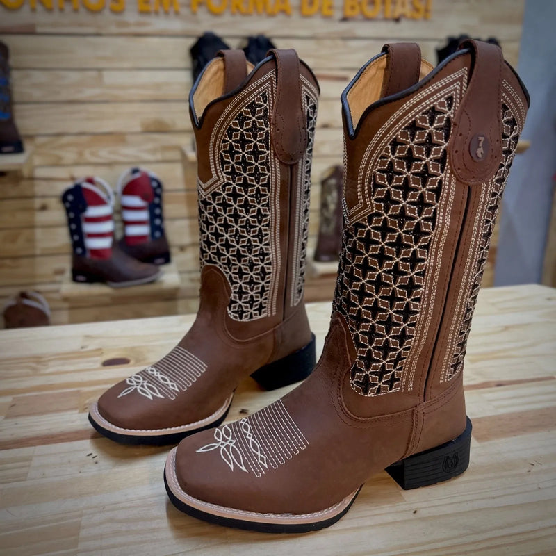 Texana Ouro Cano Feminino - Couro Crazy Horse Nescau | Glitter Preto | Bordado Bege e Preto