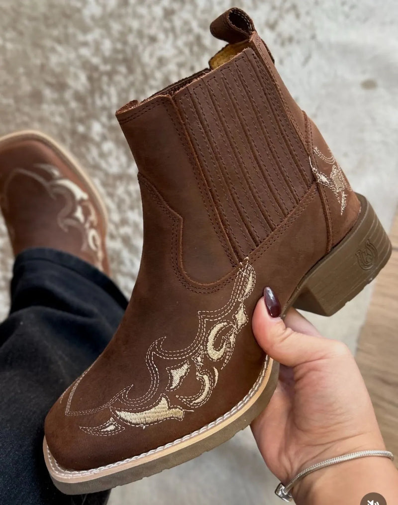 Botina Larissa - Couro Crazy Horse Nescau | Bordados Bege