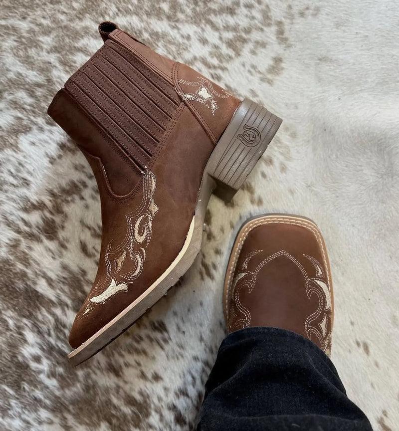 Botina Larissa - Couro Crazy Horse Nescau | Bordados Bege