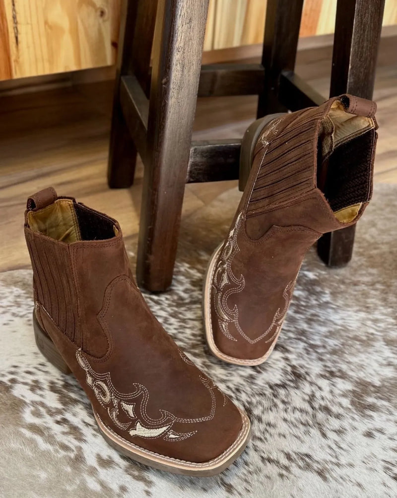 Botina Larissa - Couro Crazy Horse Nescau | Bordados Bege